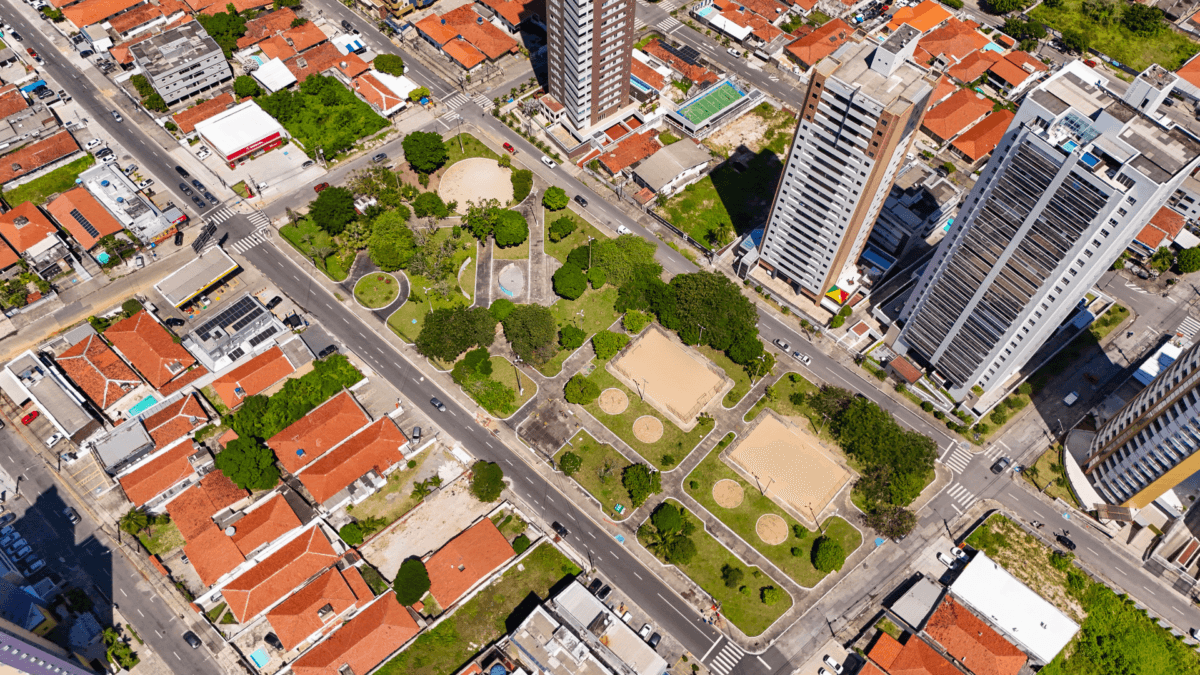 Vista da Praça Alcides Carneiro, em Manaíra, em João Pessoa, localização do Maison Terrasse